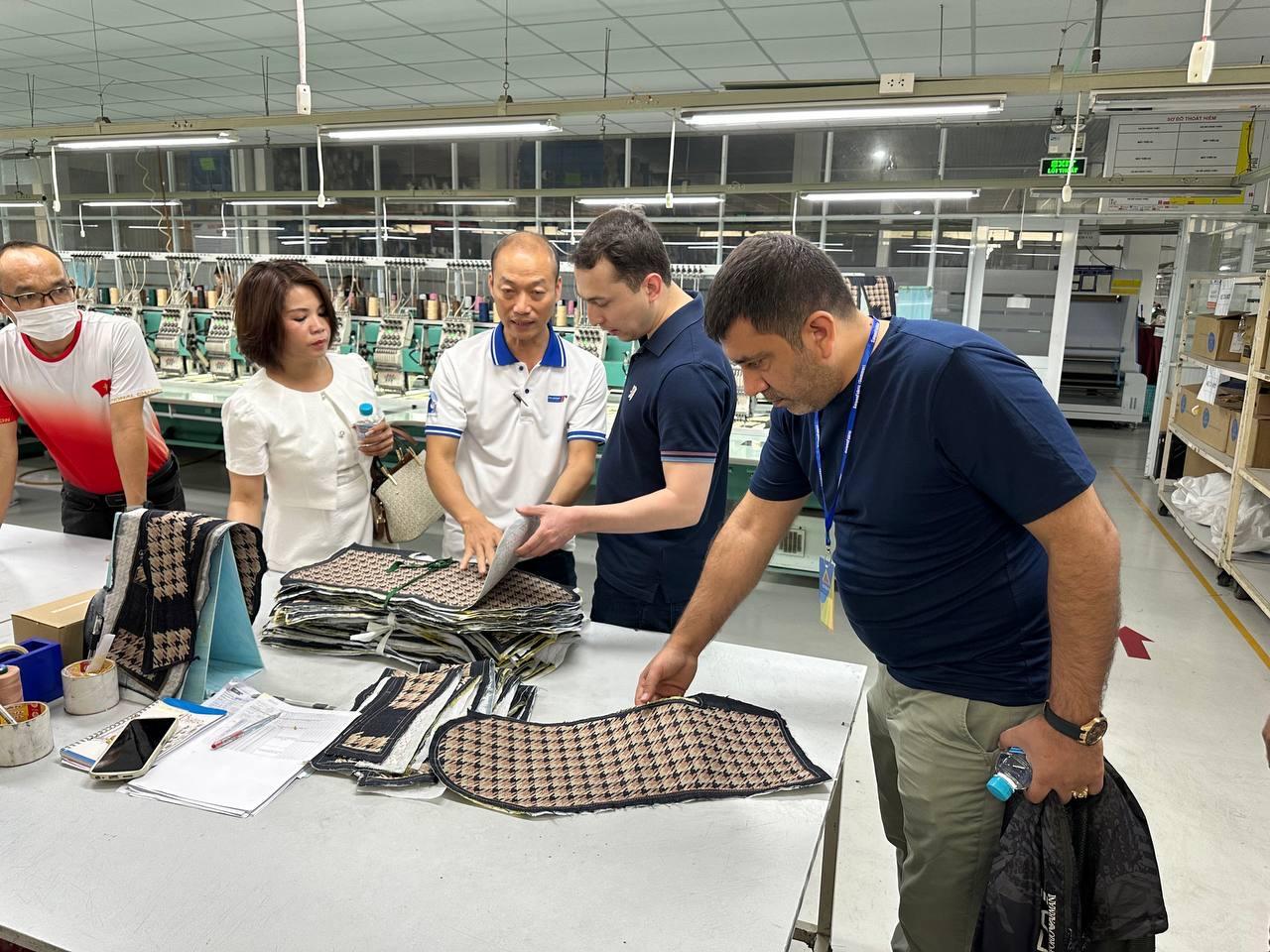 Founder Firat Deniz and a delegation from Uzbekistan explore the Vietnamese market at the exhibition
