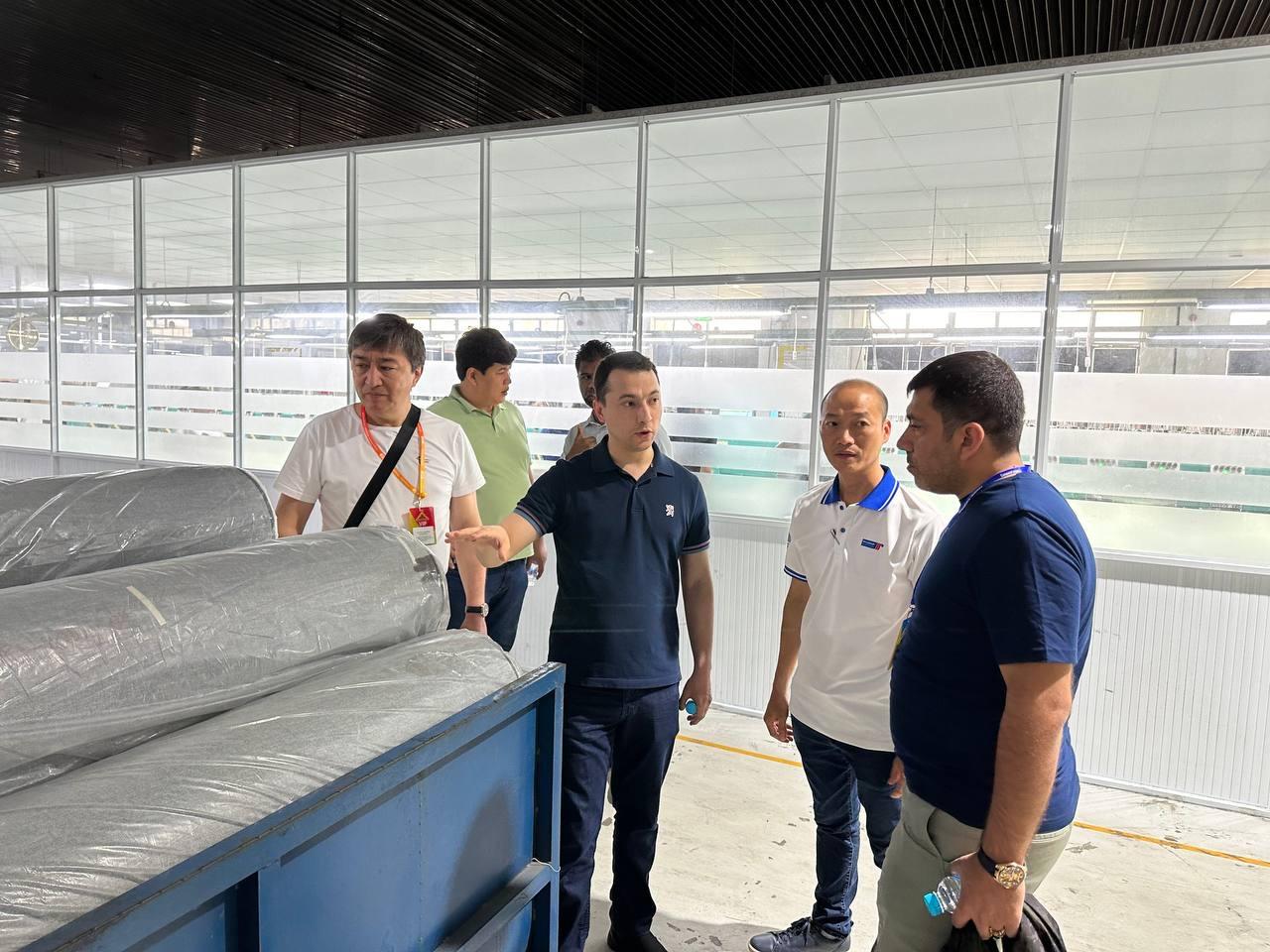 Founder Firat Deniz and a delegation from Uzbekistan explore the Vietnamese market at the exhibition